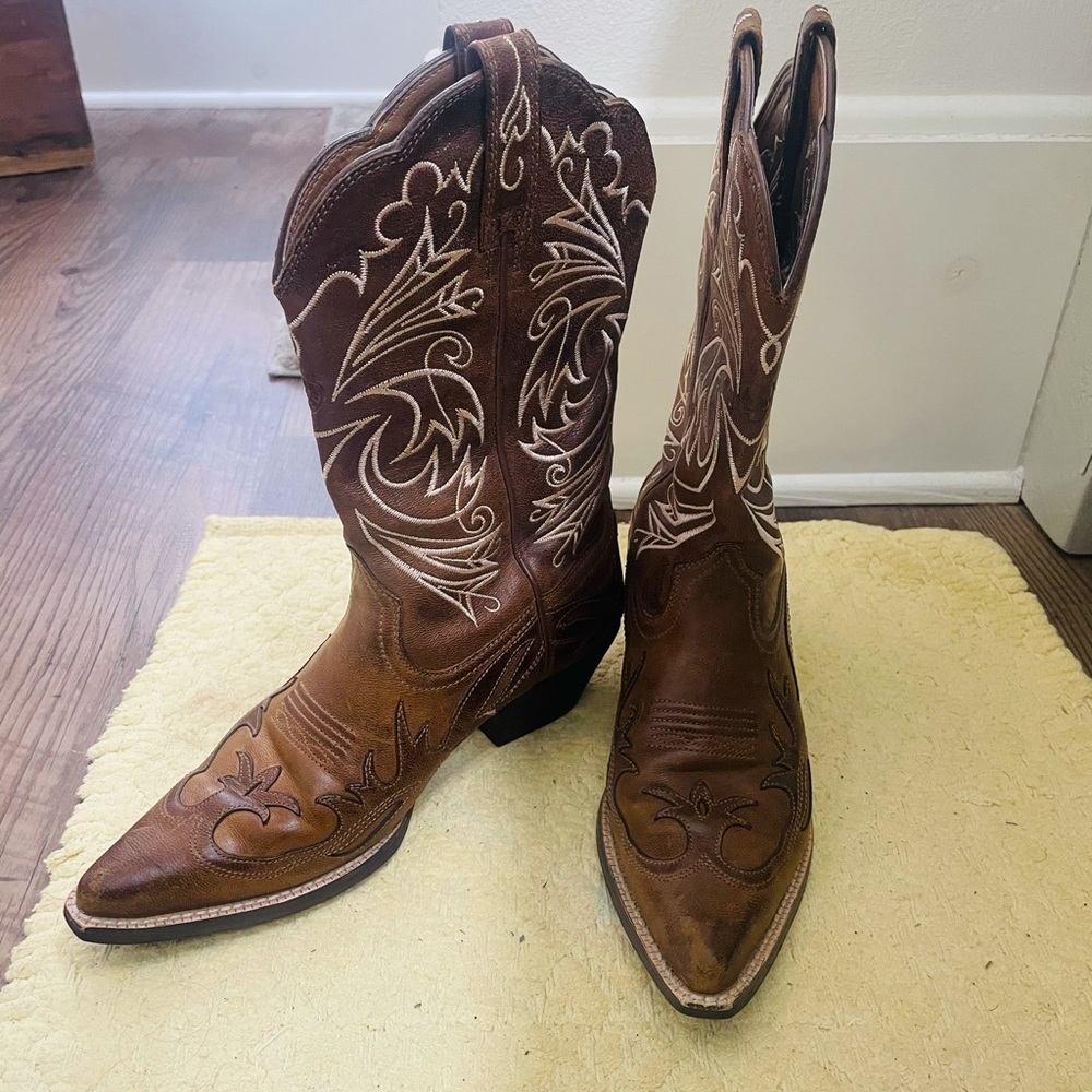 Ariat boots size 5.5B like new. Small scuffs on toe.